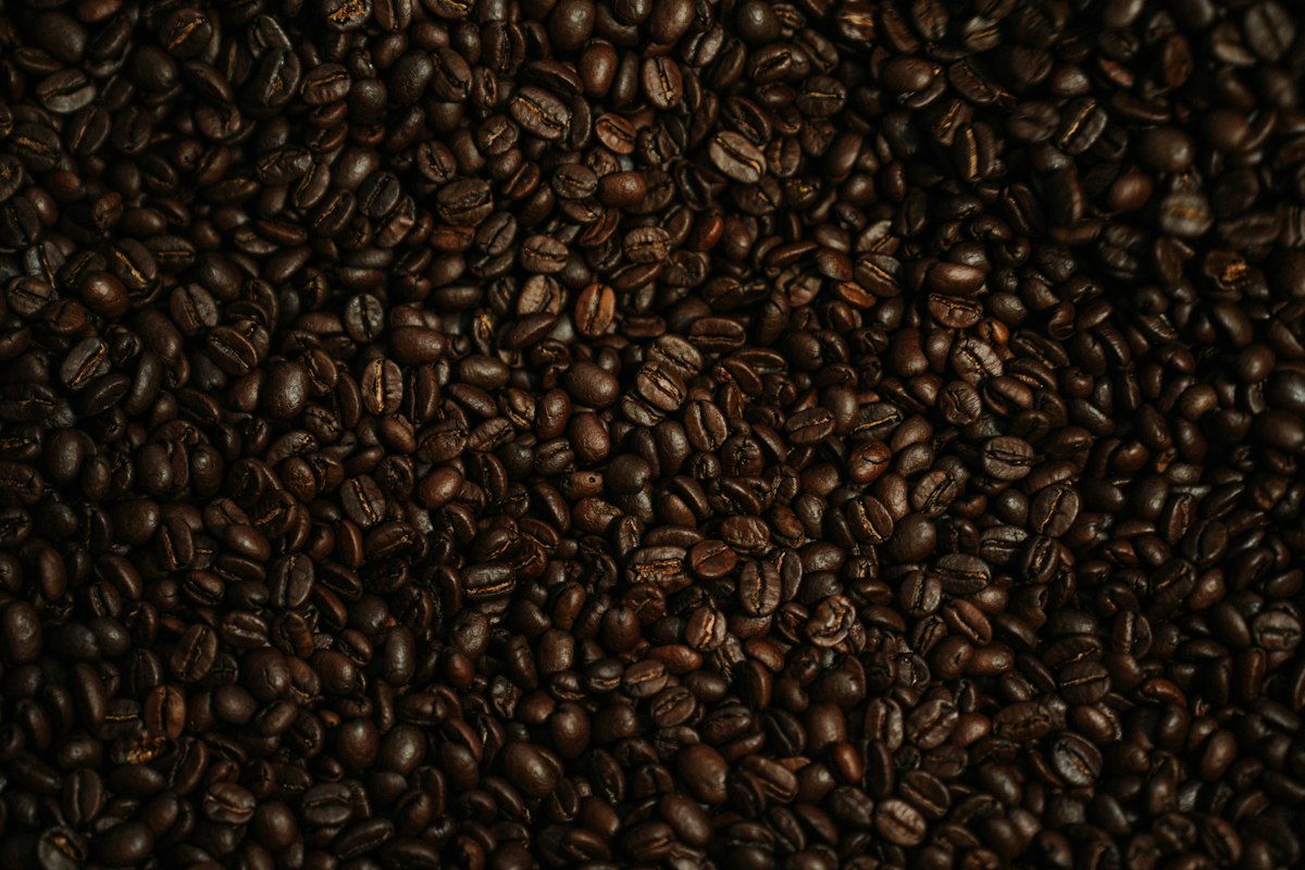 深く焙煎されたコーヒー豆(Unsplashの写真)