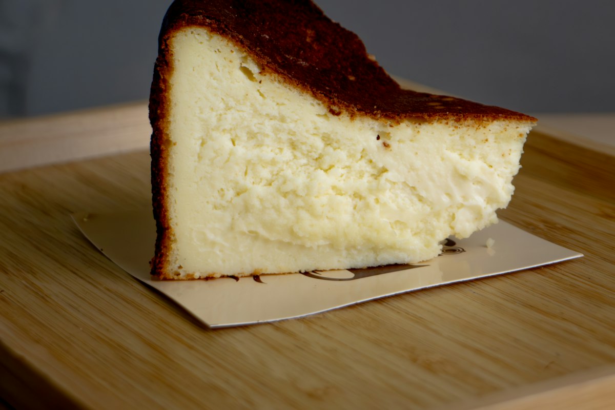 木のトレーにのった焼きたてのバスクチーズケーキ(Unsplashの写真)