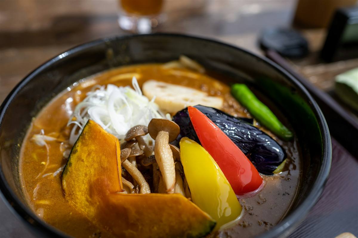 かぼちゃやパプリカが入った野菜のスープカレー（Unsplashの写真）