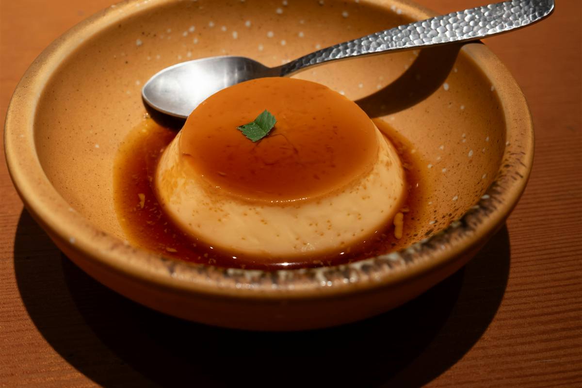 器に盛った焼きプリン（Unsplashの写真）