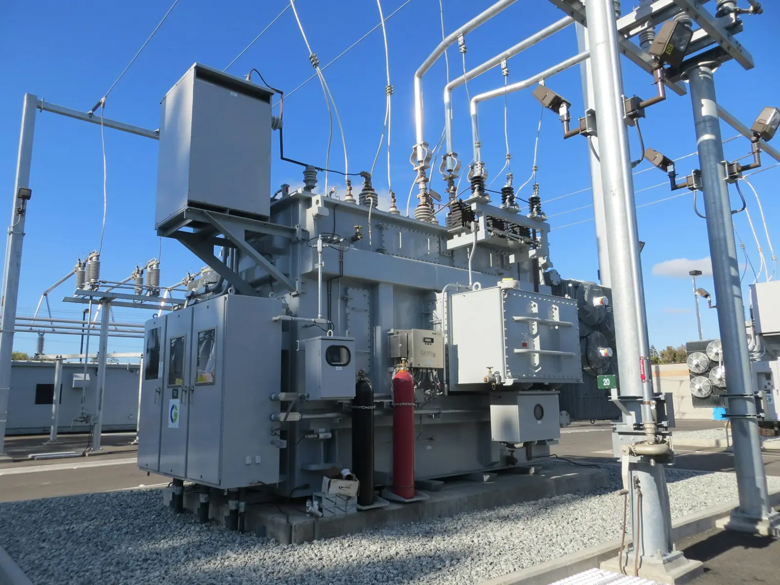 受変電設備の大型の変圧器（Unsplashの写真）
