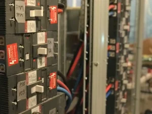 受変電設備の盤の内部（Unsplashの写真）