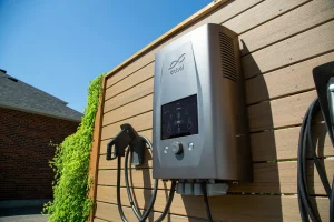 外壁に取り付けた電気自動車の充電設備（Unsplashの写真）