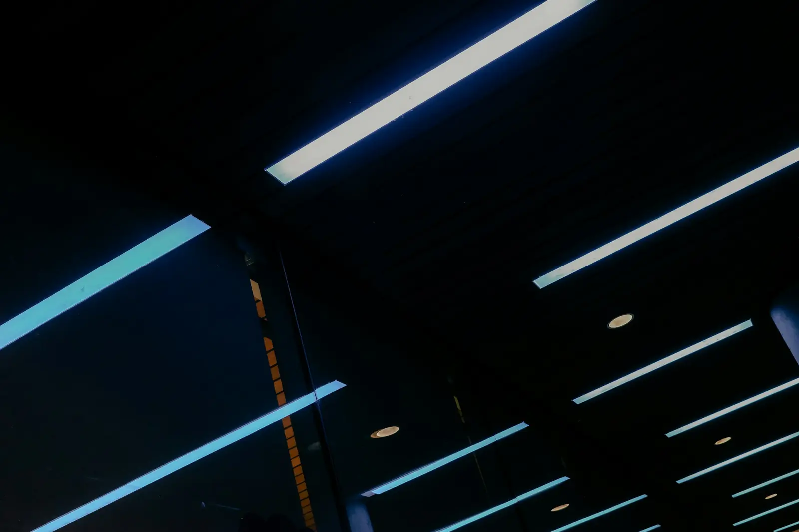 天井のLEDライン照明（Unsplashの写真）